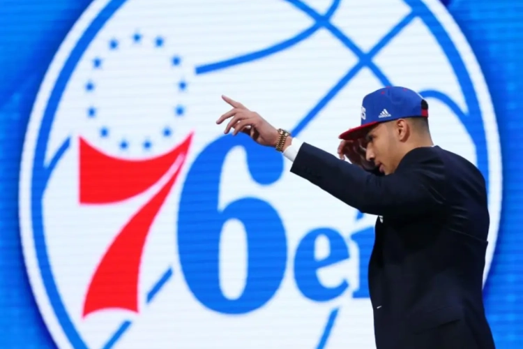 Philadelphia komt helemaal op dreef: Ben Simmons wist met triple-double de scores van Rozier uit
