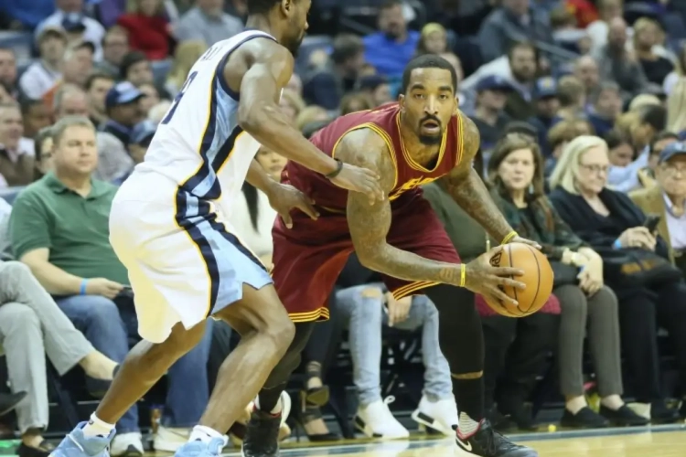 🎥 Ex-NBA-speler laat zich van zijn slechtste kant zien: hij heeft een man bij elkaar geschopt