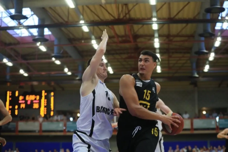 Oostende begaat uitschuiver buitenshuis, Brussels verliest ook 'at the buzzer'