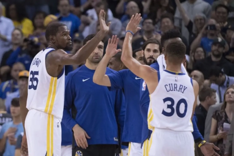 Golden State zet grote stap richting Conference Finals, dominant Milwaukee revancheert zich tegen Boston