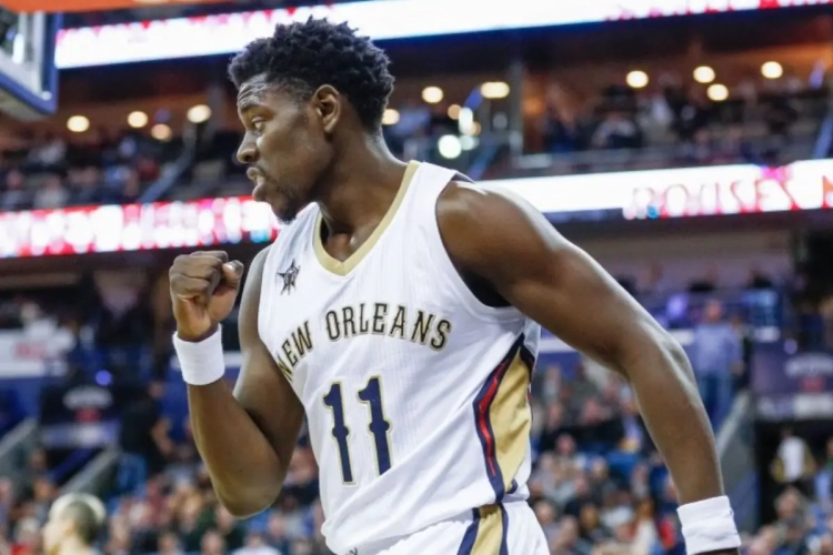 Holiday-broers schrijven geschiedenis in de NBA en staan alle drie tegelijk op het veld