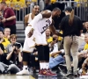 VIDEO: Pintje, LeBron? Cleveland-ster graait biertje mee tijdens de wedstrijd