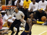 LeBron James bezorgt zijn team als eerste een ticket voor de volgende ronde