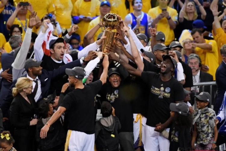 Wauw! Deze fan ging (letterlijk) erg ver om de zege van de Warriors te vieren